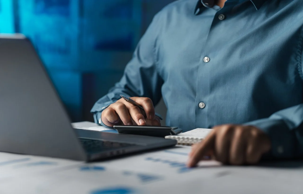 Un lavoratore calcola le sue tasse: ci sono novit&agrave; nel 2026 per chi &egrave; nel regime forfettario