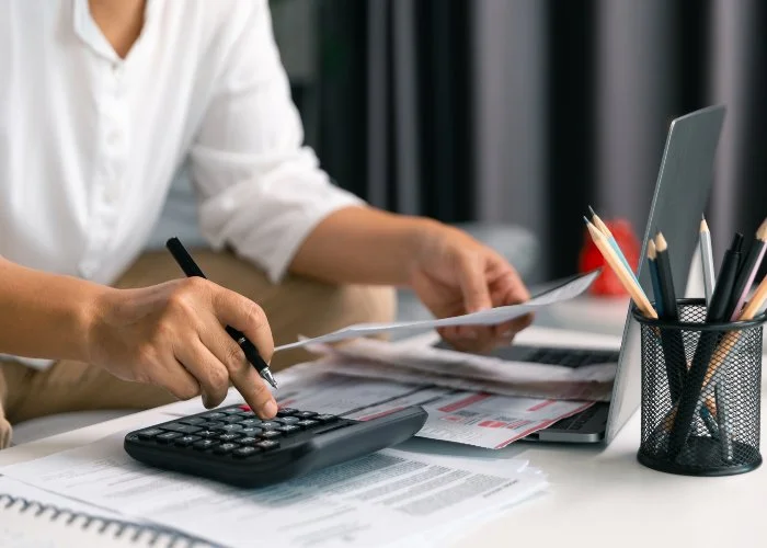 Un lavoratore autonomo mentre fa i conti delle sue tasse