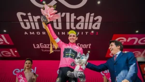 Simon Yates, il vincitore dell'ultimo Giro d'Italia, lascia il ciclismo