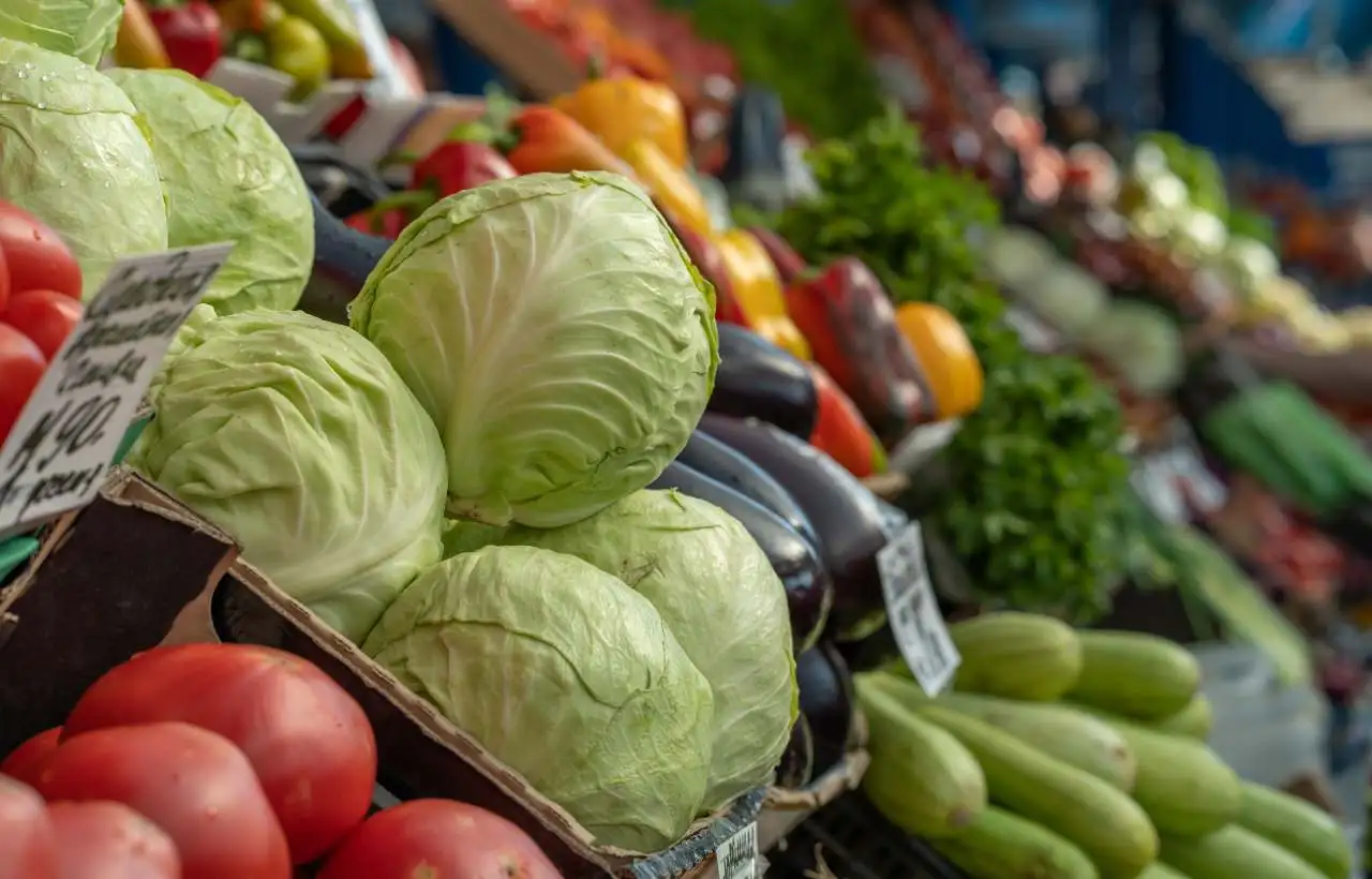 Banco di un mercato: i cavoli sono tra i cibi stagionali di gennaio