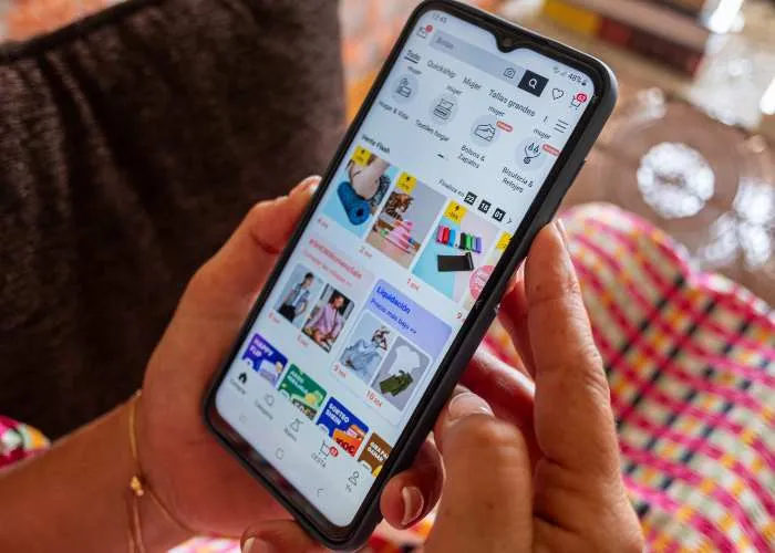 Una donna utilizza l'app di Shein