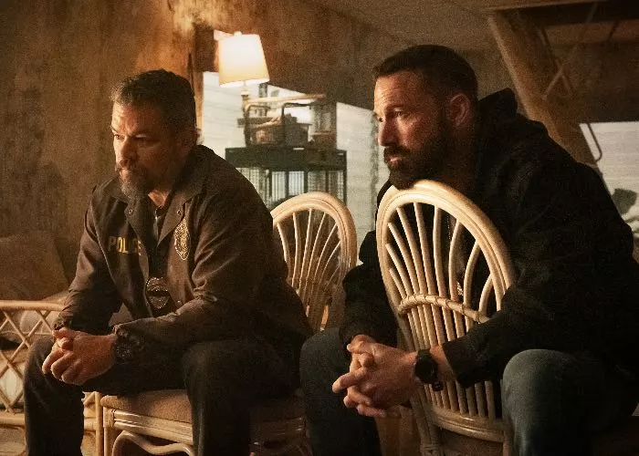 Matt Damon e Ben Affleck in una scena di The Rip - Soldi sporchi