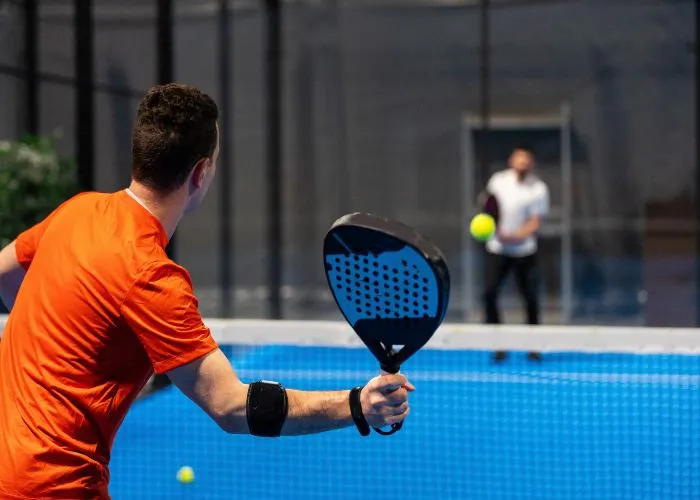 Sono tanti i benefici del padel, sport sempre più popolare