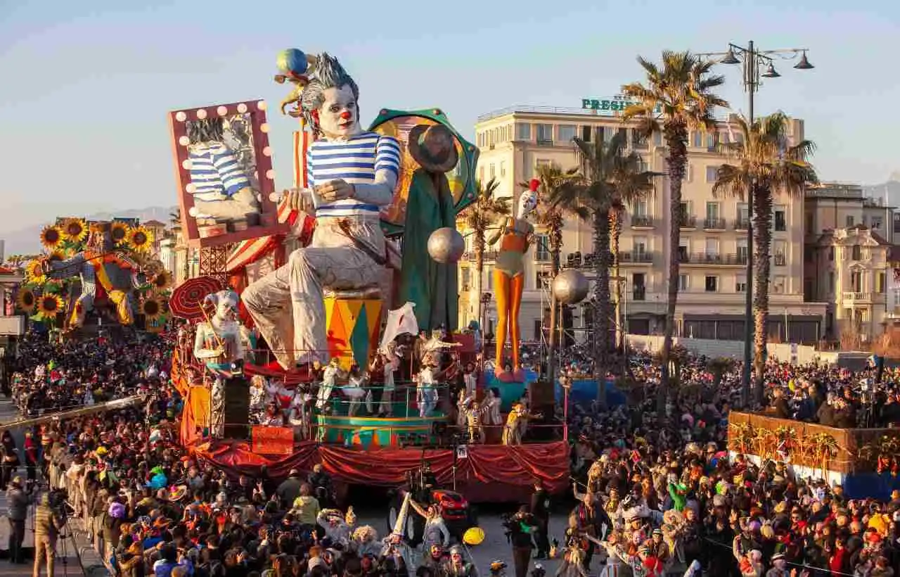 Il Carnevale di Viareggio &egrave; uno dei pi&ugrave; famosi in Italia.