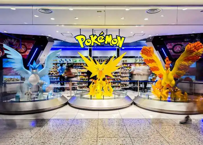 Statue di uccelli leggendari Articuno, Zapdos e Moltres all'ingresso del Pokémon Center Osaka