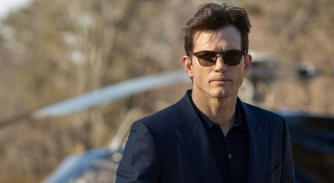 Ashton Kutcher in una scena della nuova serie The Beauty