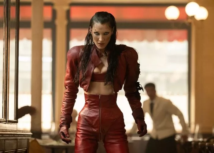 Bella Hadid in una scena della nuova serie The Beauty