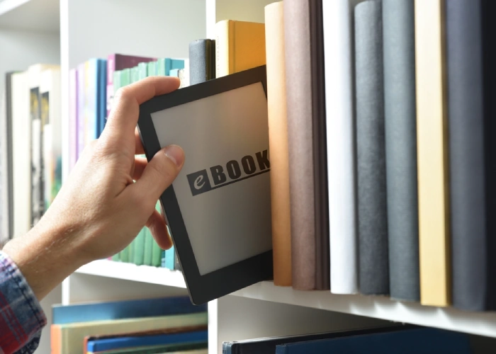 Un eBook reader tra i libri cartacei