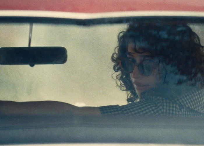 Una scena del film Marty Supreme con Odessa A'zion nel ruolo di Rachel Mizler