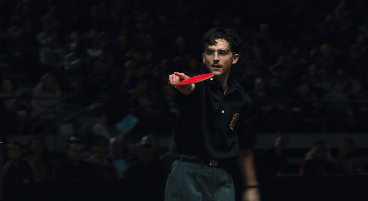 Timothée Chalamet in una scena del film Marty Supreme