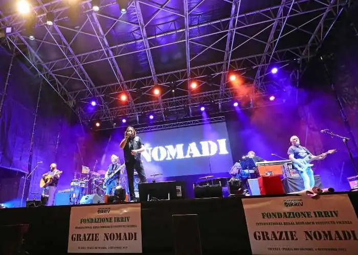 I Nomadi durante un concerto