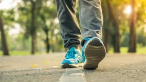 Cos'è il walking yoga, l'attività benefica per mente e corpo