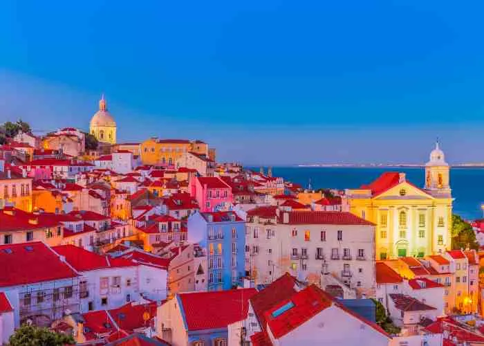 La coloratissima città vecchia di Lisbona