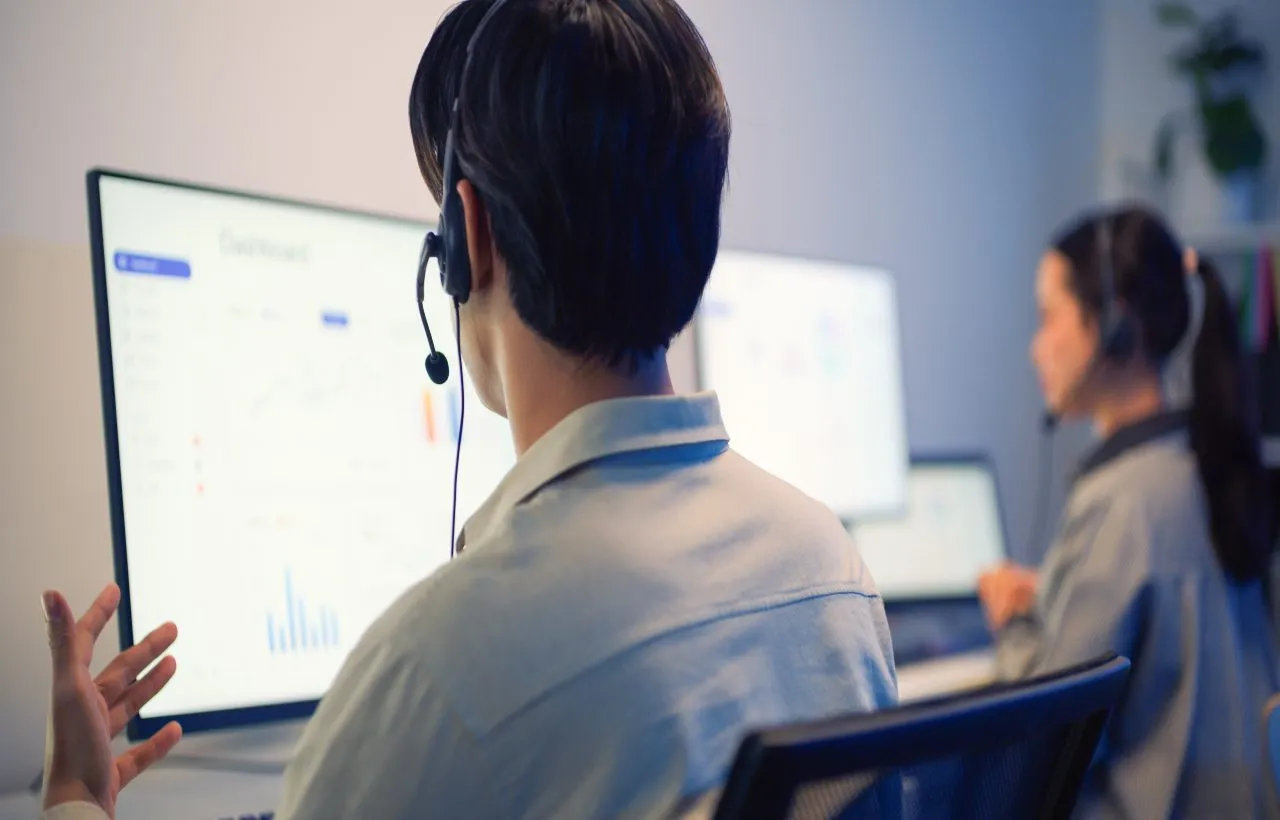 Un operatore telefonico di un servizio clienti