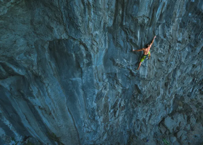 Un arrampicatore di free solo