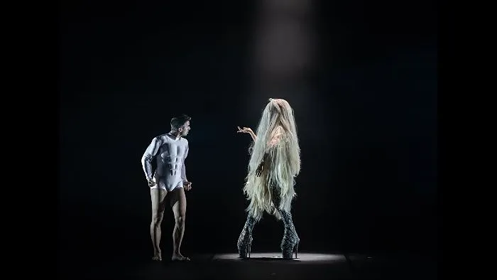 Kataklò Athletic Dance Theatre Aliena è tra gli eventi a Firenze del 24 e 25 gennaio