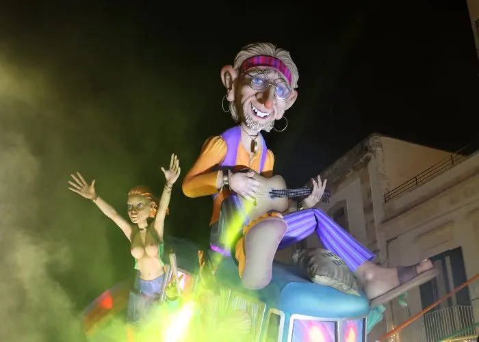 Un momento della sfilata dei carri al Carnevale di Putignano