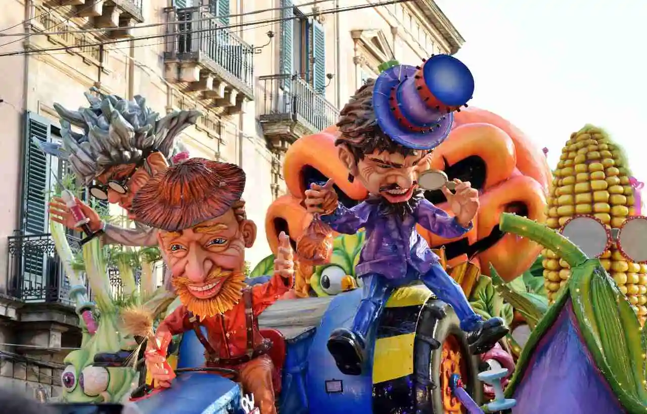 La sfilata dei carri al Carnevale di Acireale