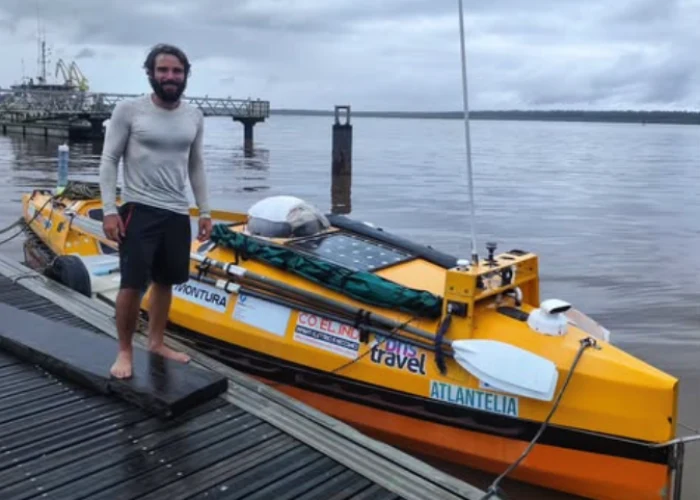 Lorenzo Barone con la sua barca a remi