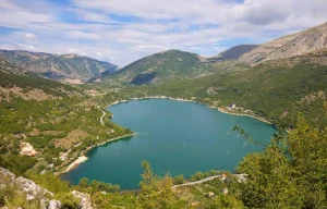 Questo lago a forma di cuore in Abruzzo è perfetto per festeggiare San Valentino