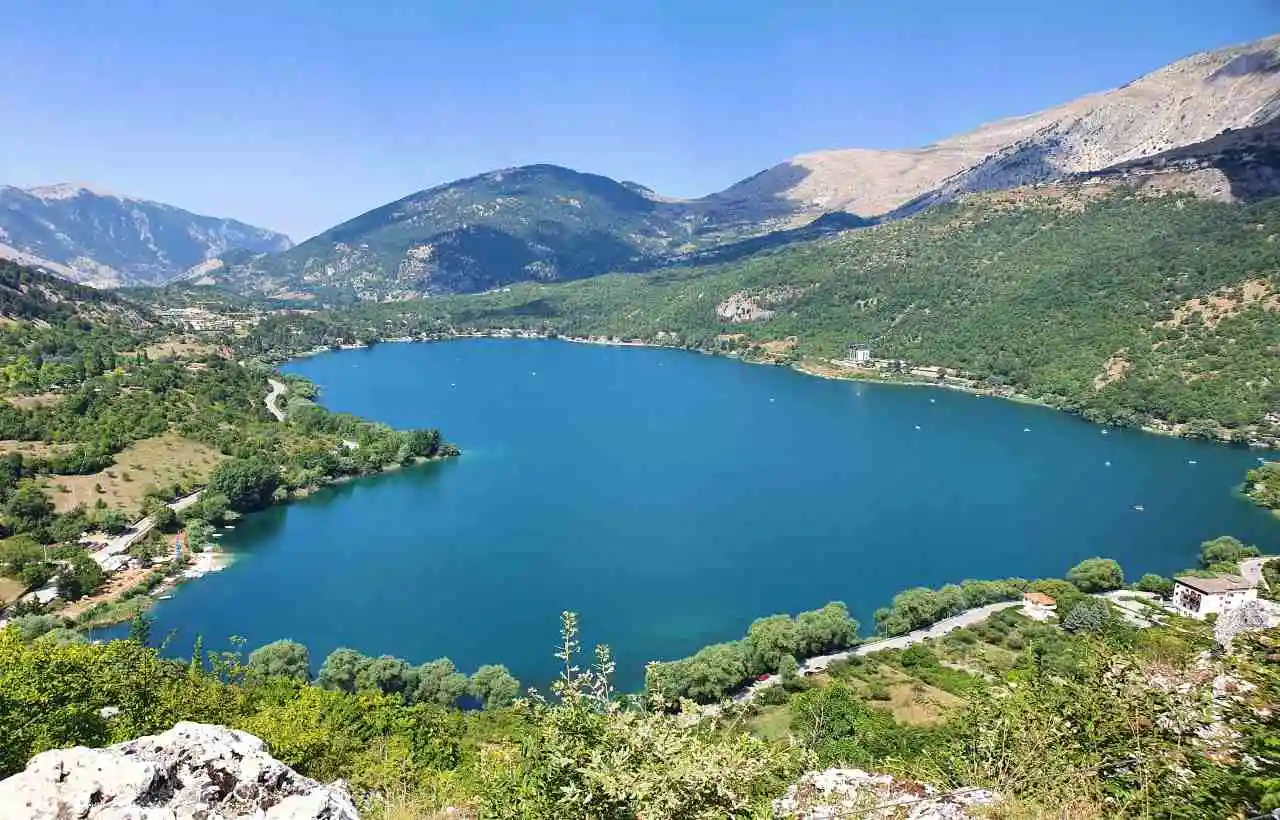 Il Lago di Scanno celebre per la sua forma a cuore