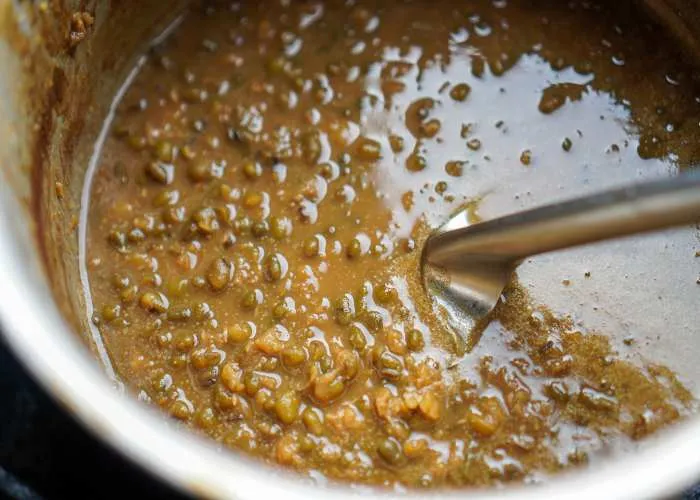 Una pentola di stufato di fagioli