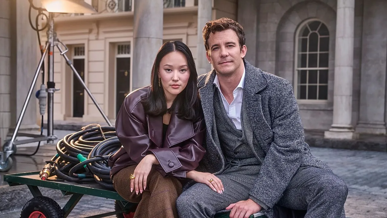 Bridgerton 4 - Benedict Bridgerton (Luke Thompson) e Sophie (Yerin Ha)