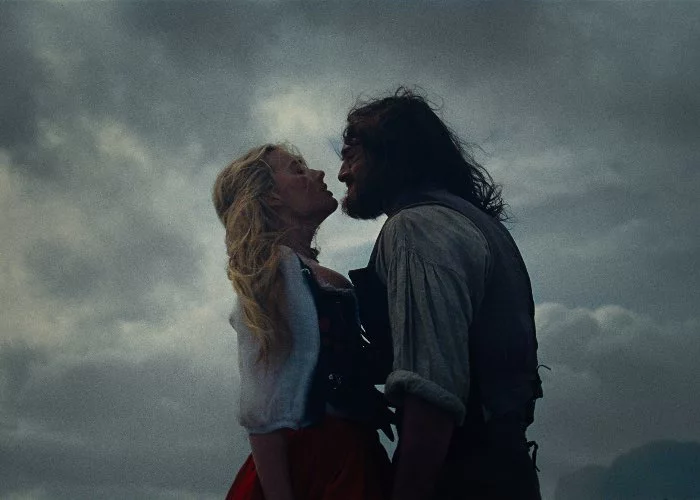 Margot Robbie e Jacob Elordi in Cime Tempestose 