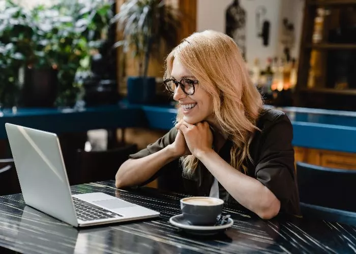 leggere e bere caffè