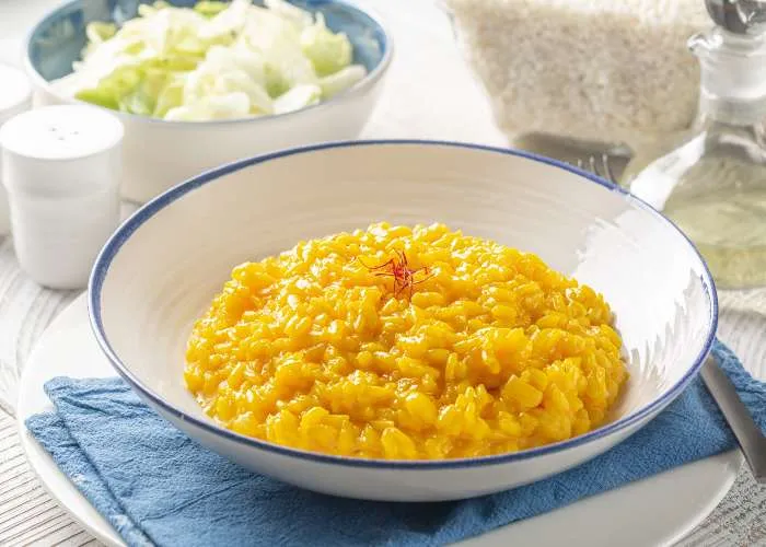 Un piatto di risotto alla milanese