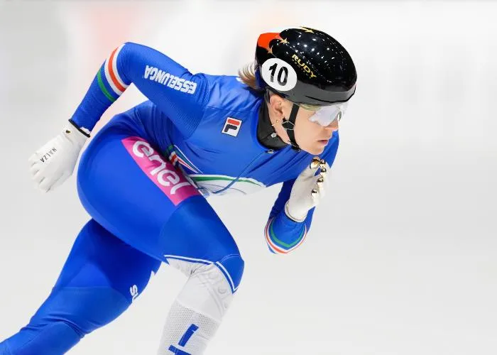 Arianna Fontana durante una gara di pattinaggio sul ghiaccio
