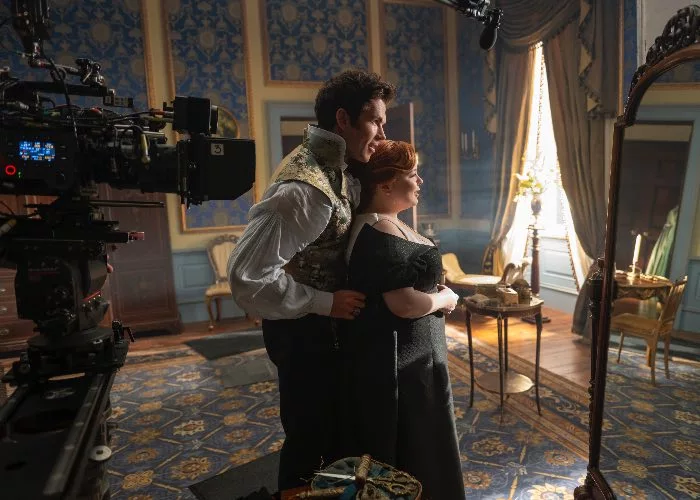 Il backstage di una scena della serie 'Bridgerton'