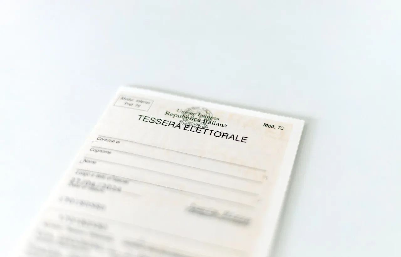 Una tessera elettorale in Italia