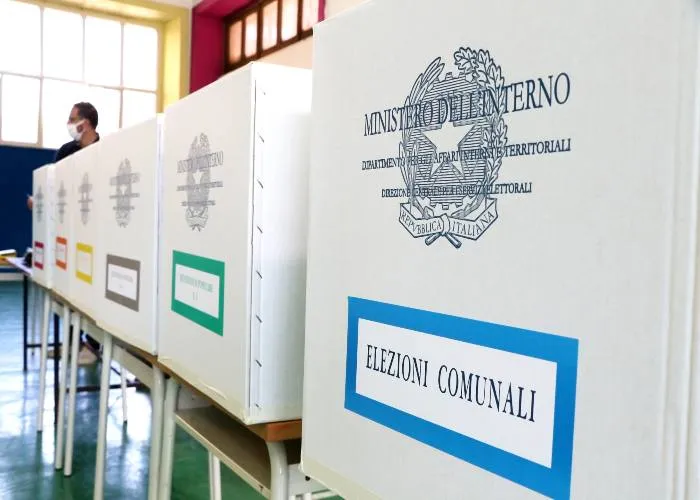 Urne elettorali per elezioni amministrative e referendum
