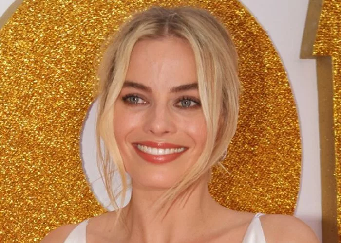 Margot Robbie sul red carpet di 'Tonya' in primo piano che guarda di lato sorridendo