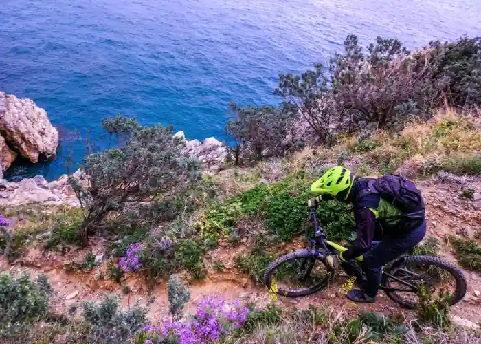 Biker su un sentiero di Finale Ligure
