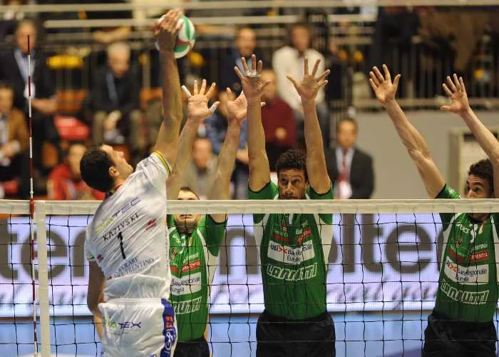 Un incontro di volley maschile tra Trento e Cuneo