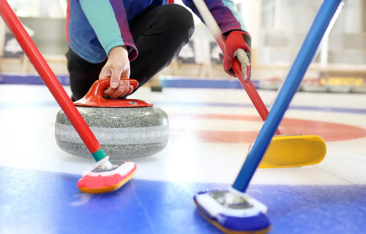 Una squadra gioca a curling: anche in Italia è possibile praticare questo sport