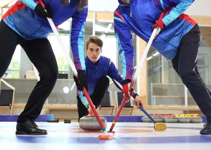 Occorre un equipaggiamento specifico per giocare a curling