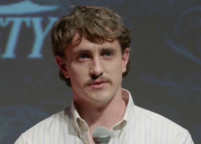 Paul Mescal a Cannes nel 2022, indossa una camicia chiara, l'inquadratura è tagliata poco sotto le spalle, ha il microfono in mano e parla a un Q&A - film con Paul Mescal