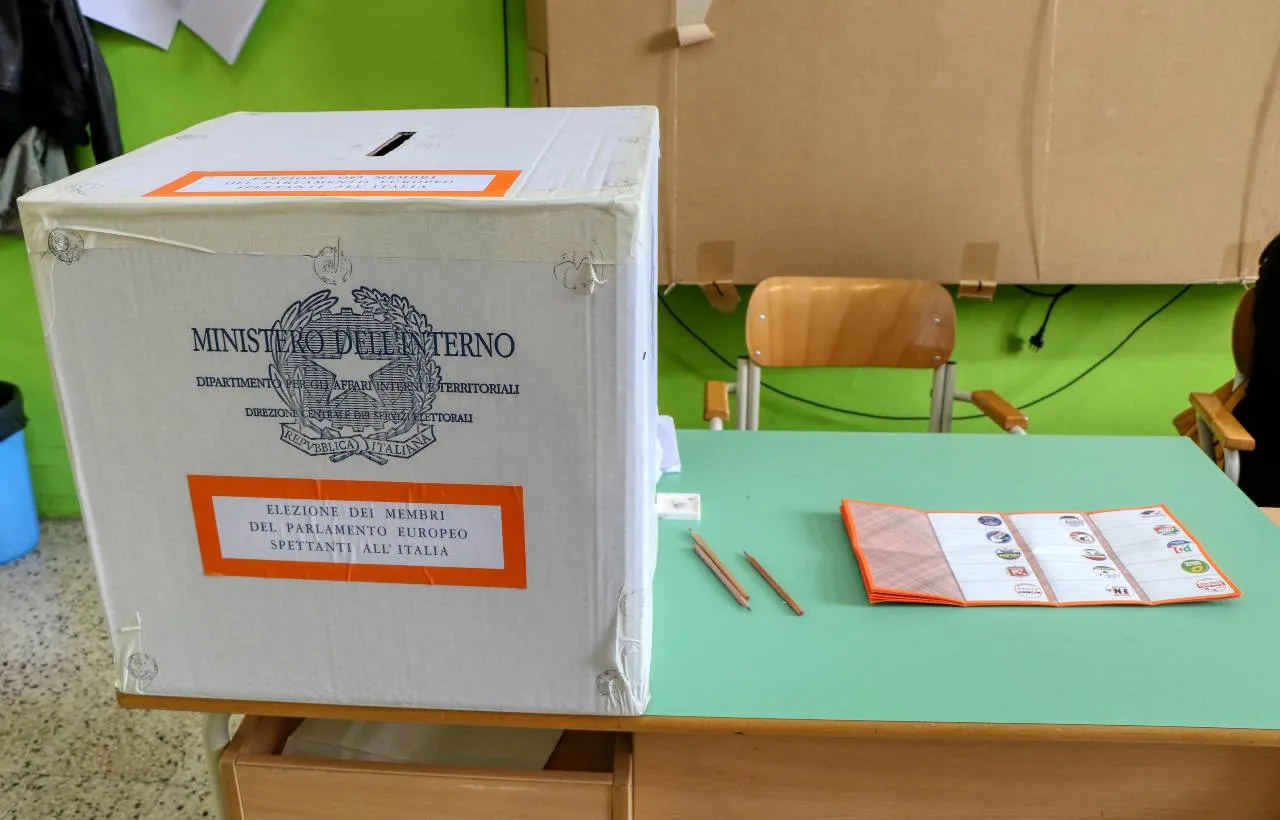 Un seggio elettorale in Italia.