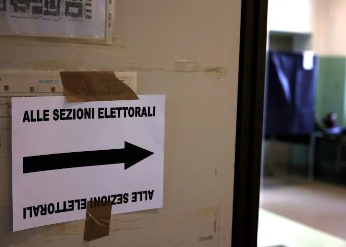 L'entrata di un seggio elettorale in Italia