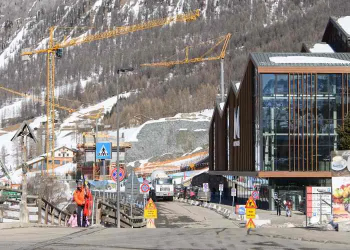 Lavori a Livigno (Lombardia) per le Olimpiad