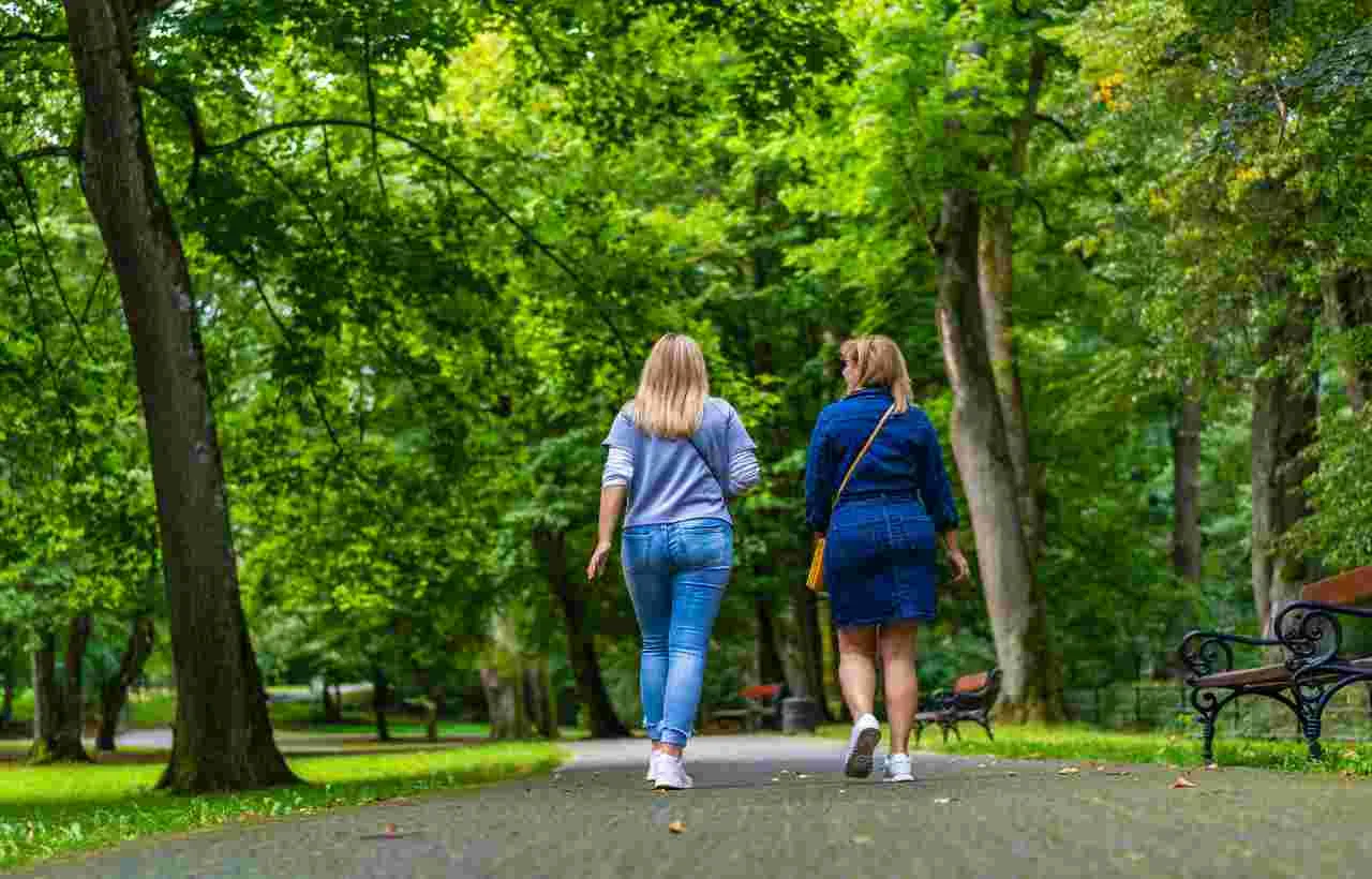 Due donne passeggiano in un parco, l'ideale per il benessere psicofisico