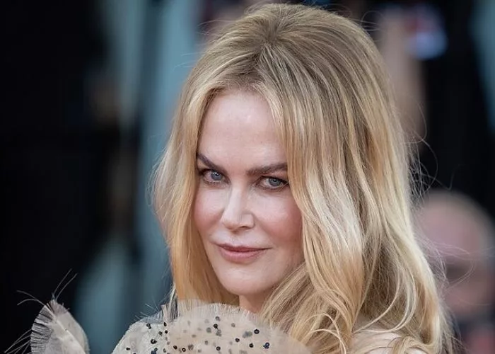 Nicole Kidman sul red carpet, in primo piano mentre guarda in camera sorridendo