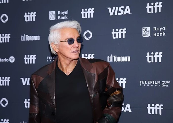 Baz Luhrmann al Toronto International Film Festival 2025, durante il photocall in posa con gli occhiali da sole