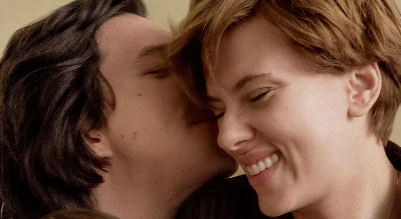 Adam Driver e Scarlett Johansson nel poster ufficiale di Storia di un matrimonio, sono in primo piano e lui parla all'orecchio di lei mentre lei ride