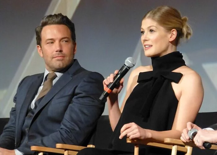 Ben Affleck e Rosamund Pike alla premiere di Gone Girl al New York Film Festival nel 2014, seduti su due sedie sul palco, Ben Affleck guarda Rosamund Pike mentre lei parla al microfono - film san valentino