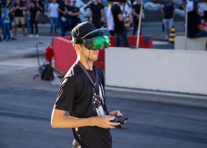 Un pilota di drone FPV