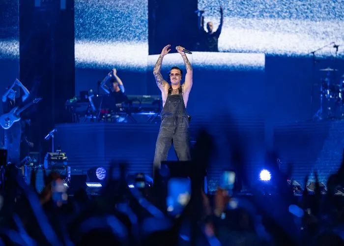 Geolier durante un concerto a Napoli